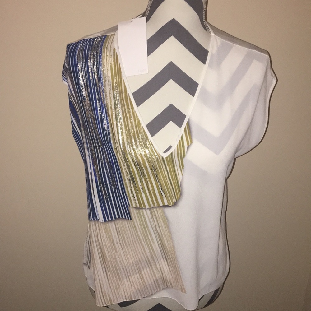 SHORT SLEEVED TOP